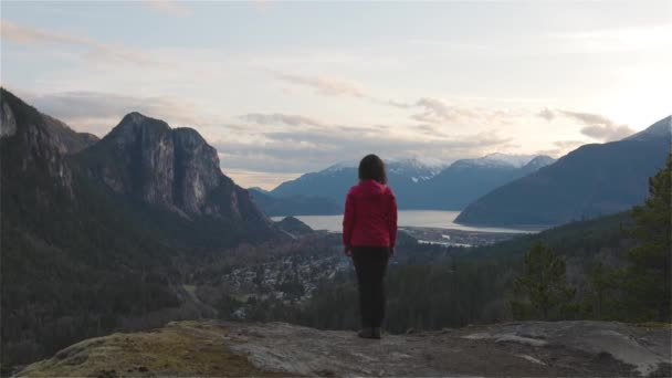 Περιπέτεια Γυναίκα πεζοπορία στα βουνά του Καναδά — Αρχείο Βίντεο
