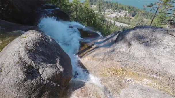 Acqua che scorre intorno alle rocce in cima alle Cascate Shannon. — Video Stock