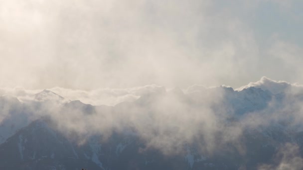 Вид на канадський ландшафт природи на вкриту снігом гору. — стокове відео