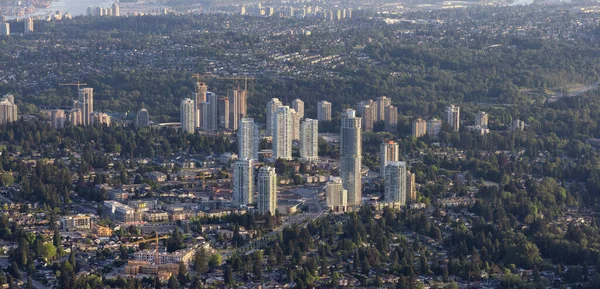 Вид с воздуха с самолета жилых домов и зданий в современном городе — стоковое фото