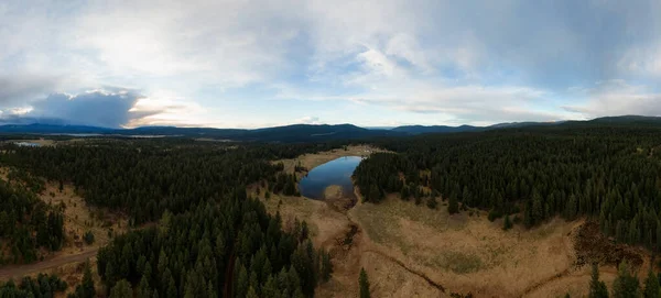 Vista panorámica aérea de un lago en el paisaje canadiense — Foto de Stock