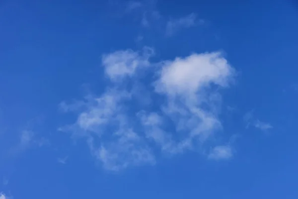 Вид на облачность в яркий и солнечный весенний день. — стоковое фото