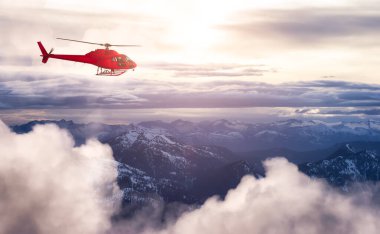 Rocky Dağları üzerinde uçan Kırmızı Renkli Helikopter