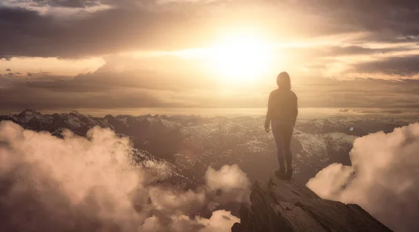 Fantaisie Aventure Composite avec une femme au sommet d'une falaise de montagne — Photo