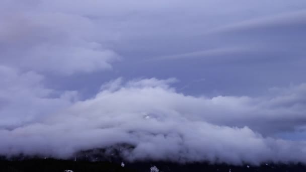 Time Lapse View of Puffy Clouds over the Canadian Mountain Landscape. — стокове відео