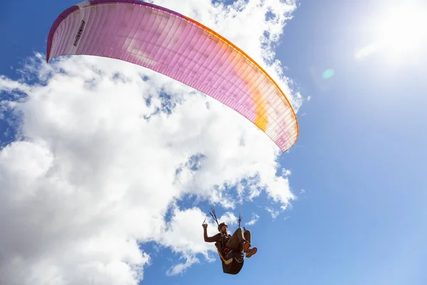 Äventyrlig man som flyger på en Paraglider runt bergen. — Stockfoto