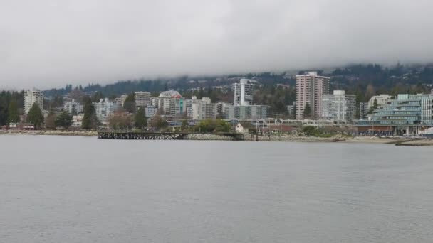 Bâtiments urbains modernes sur la côte ouest de l'océan Pacifique — Video