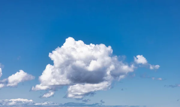 Vista de Cloudscape durante un colorido y soleado día de primavera. — Foto de Stock