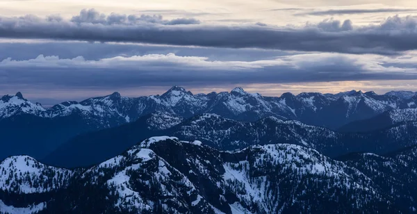 Veduta aerea da aeroplano del paesaggio montano canadese — Foto Stock