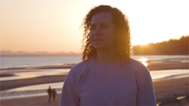 Vit kaukasisk medeltid kvinna utanför på stranden — Stockvideo