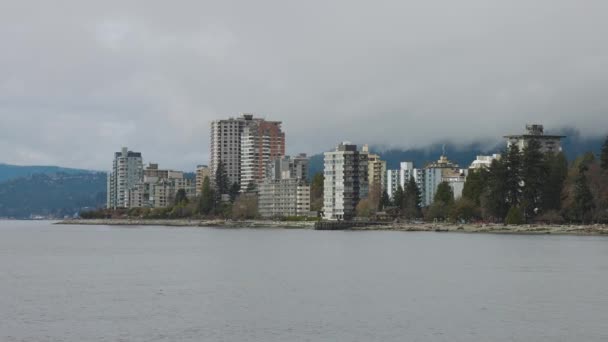 Bâtiments urbains modernes sur la côte ouest de l'océan Pacifique — Video