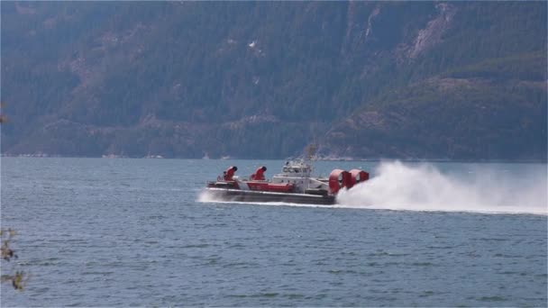 Guarda Costeira Canadense Hovercraft equitação em Howe Sound — Vídeo de Stock