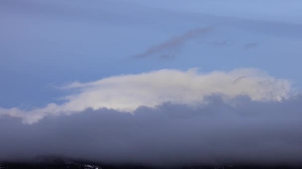 Time Lapse Vista de nubes hinchadas sobre el paisaje montañoso canadiense. — Vídeo de stock