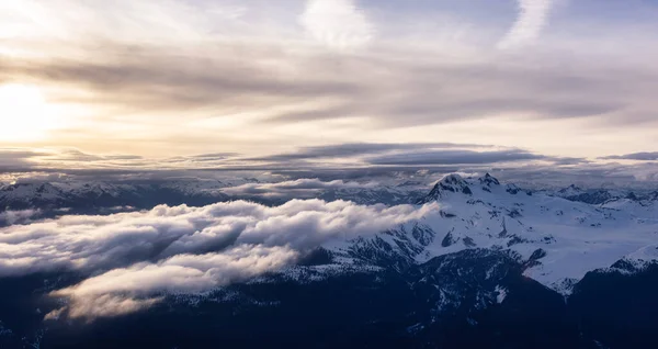 Veduta aerea da aeroplano del paesaggio montano canadese — Foto Stock