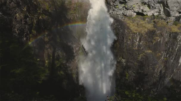 Cascada corriendo por un cañón rocoso en las montañas canadienses. — Vídeos de Stock