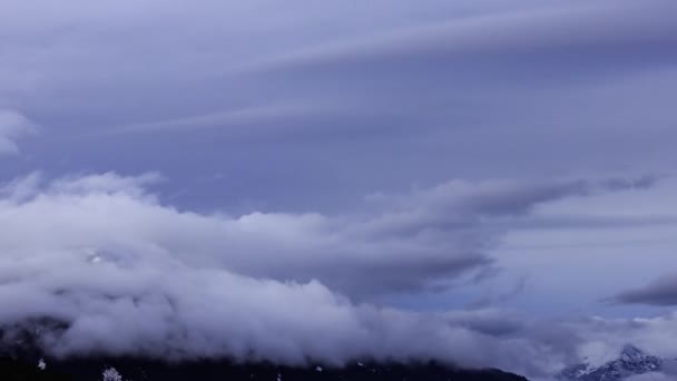 Time Lapse Widok Puffy Chmury nad kanadyjskim krajobrazem górskim. — Wideo stockowe