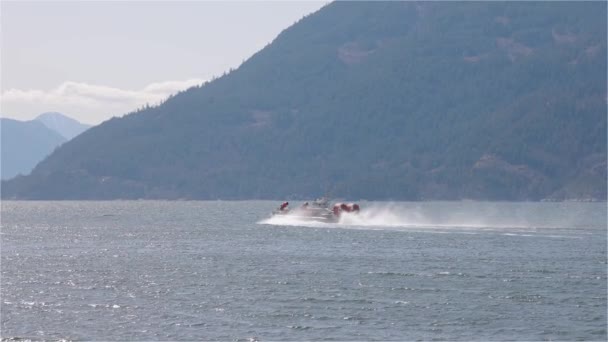 Hovercraft de la Garde côtière canadienne dans le détroit de Howe — Video