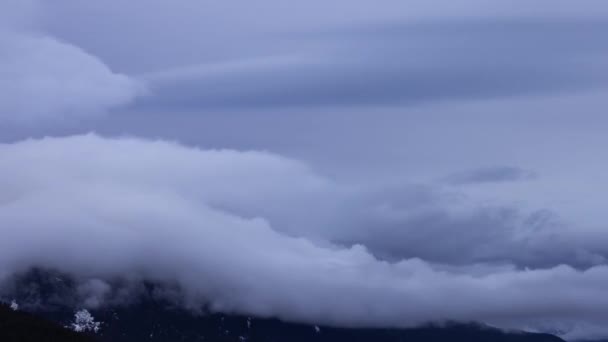 Time Lapse Vista de nubes hinchadas sobre el paisaje montañoso canadiense. — Vídeo de stock