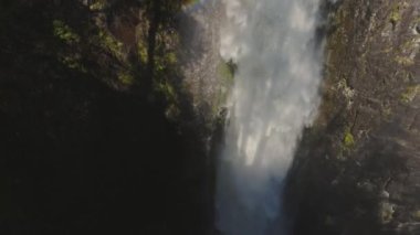 Kanada Dağları 'ndaki kayalık bir kanyondan çağlayan şelale..