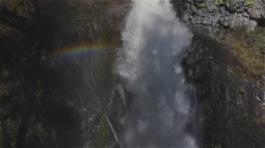 Kanada Dağları 'ndaki kayalık bir kanyondan çağlayan şelale..
