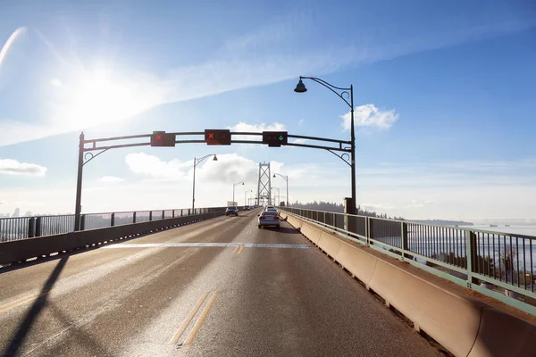 Οδηγήστε Όλη Διάσημη Lions Gate Bridge Στο Σύγχρονο Downtown City — Φωτογραφία Αρχείου