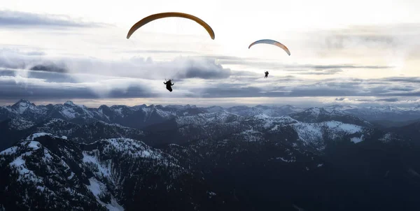 Äventyr Sammansatt Bild Paraglider Flyger Högt Upp Klippiga Bergen Sunny — Stockfoto