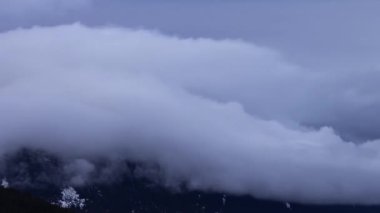 Kanada Dağları üzerindeki Kabarık Bulutların Zaman Hızı Görünümü.
