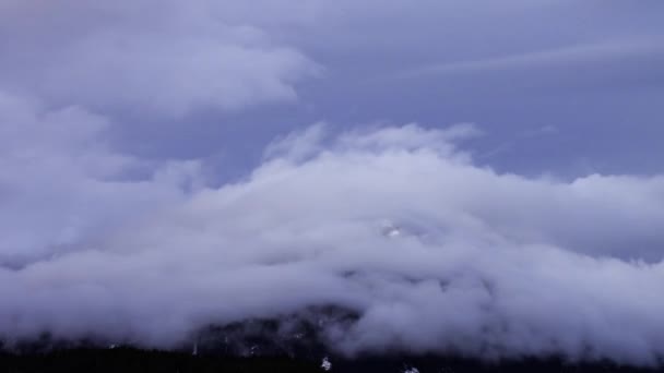Time Lapse Vista de nubes hinchadas sobre el paisaje montañoso canadiense. — Vídeo de stock