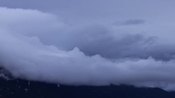 Zeitraffer-Blick auf geschwollene Wolken über der kanadischen Gebirgslandschaft. — Stockvideo