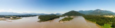 Kanada Dağ Manzarası ile çevrili vadideki bir nehrin havadan panoramik görüntüsü. Yeşil Çiftlikler. Harrison Mills, Fraser Valley, Vancouver 'ın doğusu, BC, Kanada.