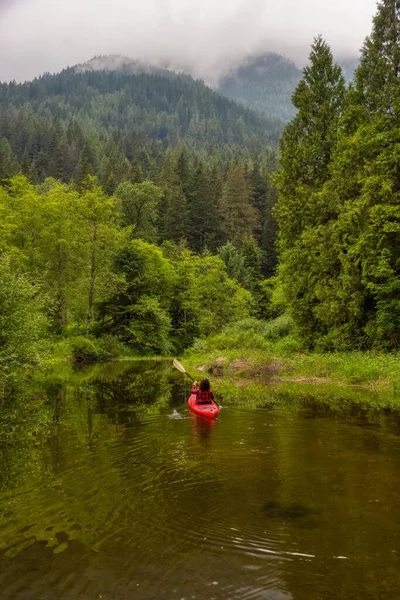 Aventure Femme Adulte Caucasienne Kayak Dans Red Kayak Entouré Par — Photo