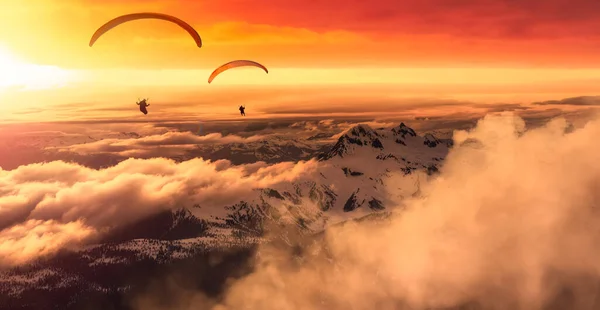 Adventure Composite Image Paraglider Voando Alto Das Montanhas Rochosas Sunny — Fotografia de Stock