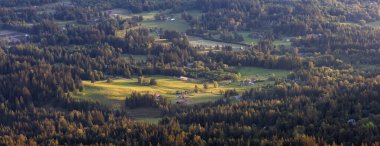Fraser Vadisi 'ndeki tarım arazilerinin güneşli bahar günbatımında görüntüsü. Chilliwack 'ta, Vancouver' ın doğusunda, British Columbia, Kanada.