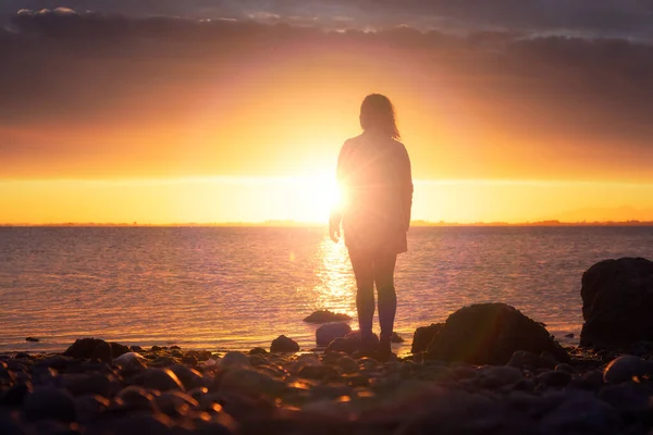 冒险的白人成年女子站在西海岸太平洋岩石沙滩上观看戏剧性的落日 加拿大不列颠哥伦比亚省大温哥华白岩 — 图库照片