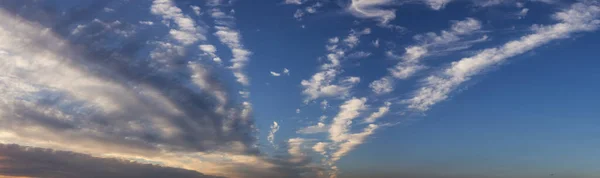 Vista Panorâmica Bonita Paisagem Nublada Colorida Durante Pôr Sol Dramático — Fotografia de Stock