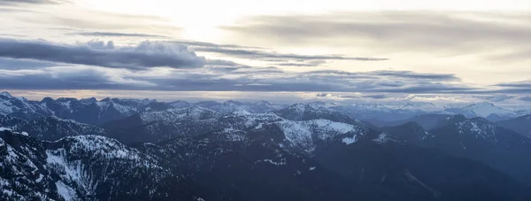 春のカナダの山の風景の飛行機からの空中ビュー カラフルな夕焼け空 バンクーバーの北 ブリティッシュコロンビア州 カナダ 本物のイメージ — ストック写真