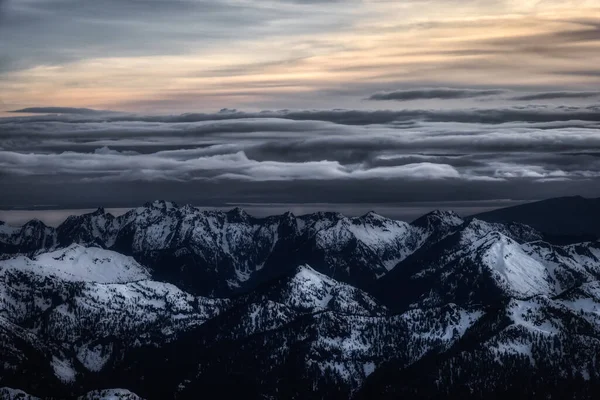 Luchtfoto Vanuit Vliegtuig Van Canadian Mountain Landscape Het Voorjaar Kleurrijke — Stockfoto