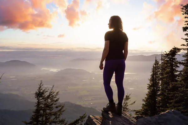 カナダの自然の中で冒険的な白人大人の女性のハイキング — ストック写真