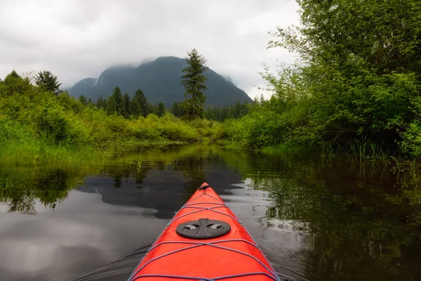 アドベンチャーコンセプト｜Kayaking in Red Kayak — ストック写真