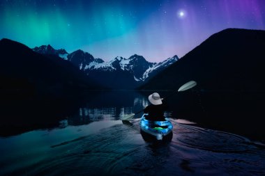 Gece Huzurlu Göl 'de Macera Kanosu.