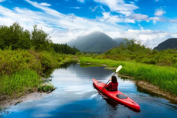 冒险白种人成年女子在红色独木舟上划船 — 图库照片