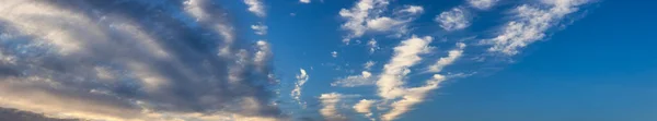 Mooi panoramisch uitzicht op kleurrijke wolkenlandschap tijdens dramatische zonsondergang. — Stockfoto