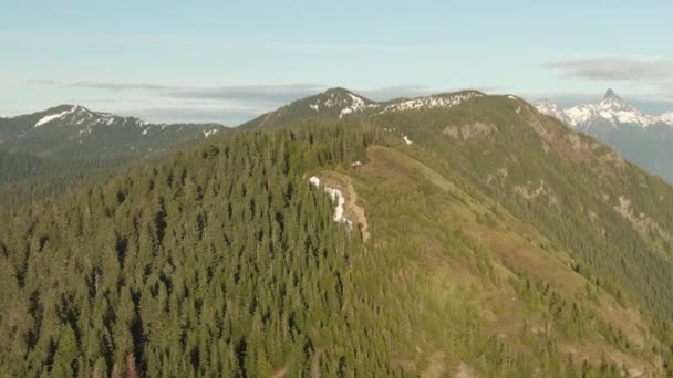 カラフルな曇り空の夕日の間にフレイザーバレーのエルク山の空中ビュー — ストック動画