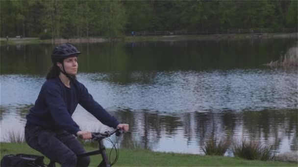 Äventyr Kvinna Cykel Ridning i en park — Stockvideo