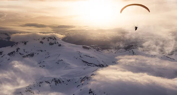 Avontuur Samengestelde afbeelding van Paraglider Vliegen hoog in de Rocky Mountains — Stockfoto