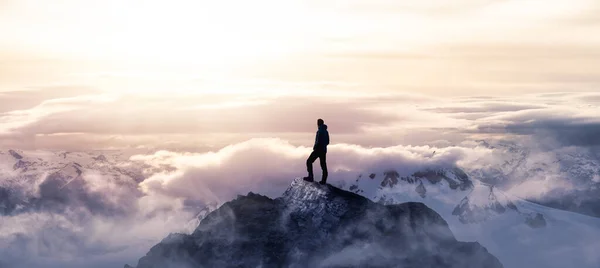 Man Hiking on top of a rocky mountain peak — Stock Photo, Image