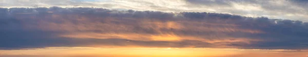 Mooi panoramisch uitzicht op kleurrijke wolkenlandschap tijdens dramatische zonsondergang. — Stockfoto