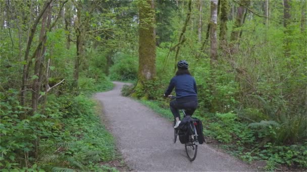 Aventure Femme Vélo équitation dans un parc — Video