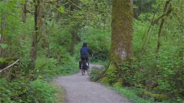 Aventure Femme Vélo équitation dans un parc — Video