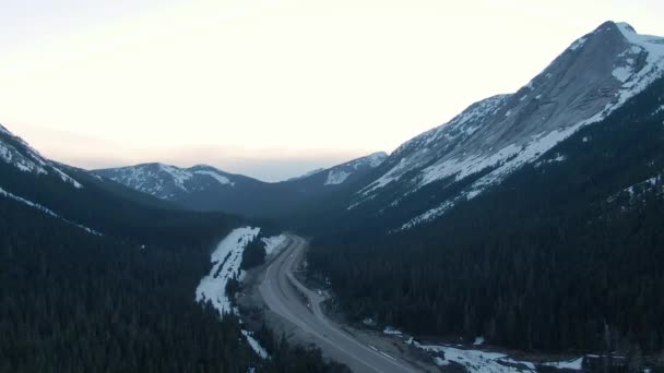 Vista aérea de una carretera panorámica que pasa por el paisaje canadiense — Vídeos de Stock